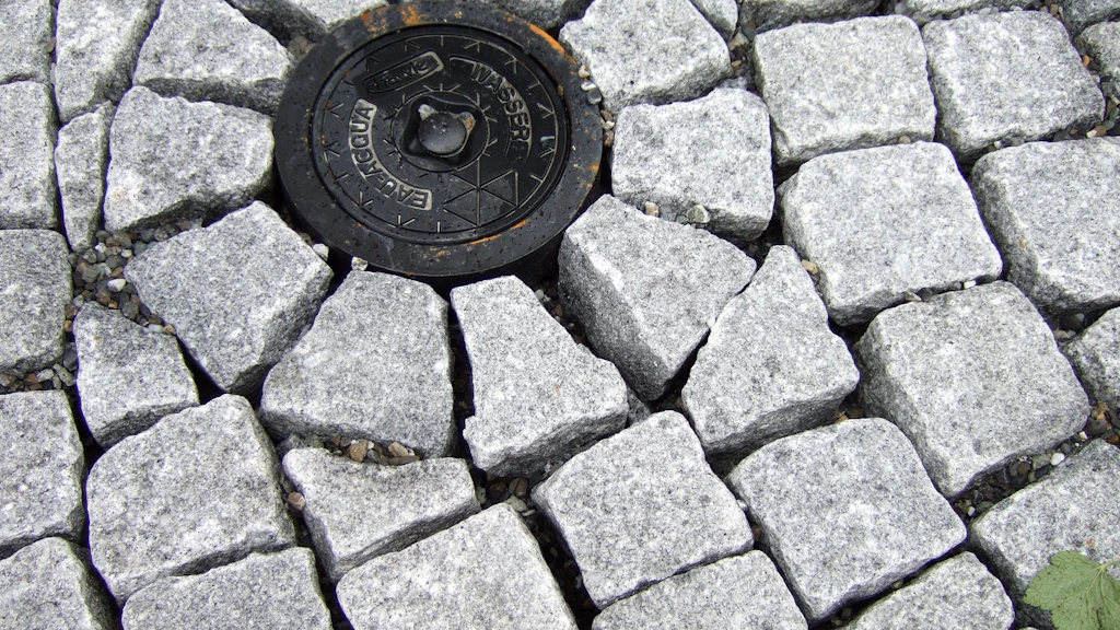 Detail der instandgestellten Dorfpflästerung vor dem Nachsanden