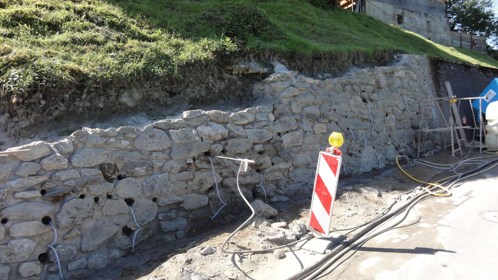 Stützmauer während der Instandstellungsarbeiten