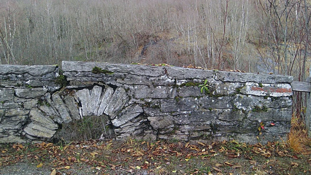 Instabile Brüstungsmauer bei Suraua im Jahr 2011