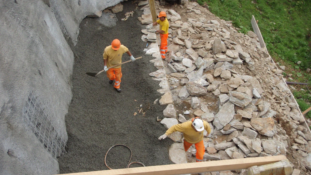 Aufbau der Mauer mit Sickerbetonhinterfüllung