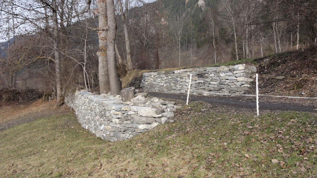 Instandgestellte Trockenmauern berg- und talseitig der historischen Strasse