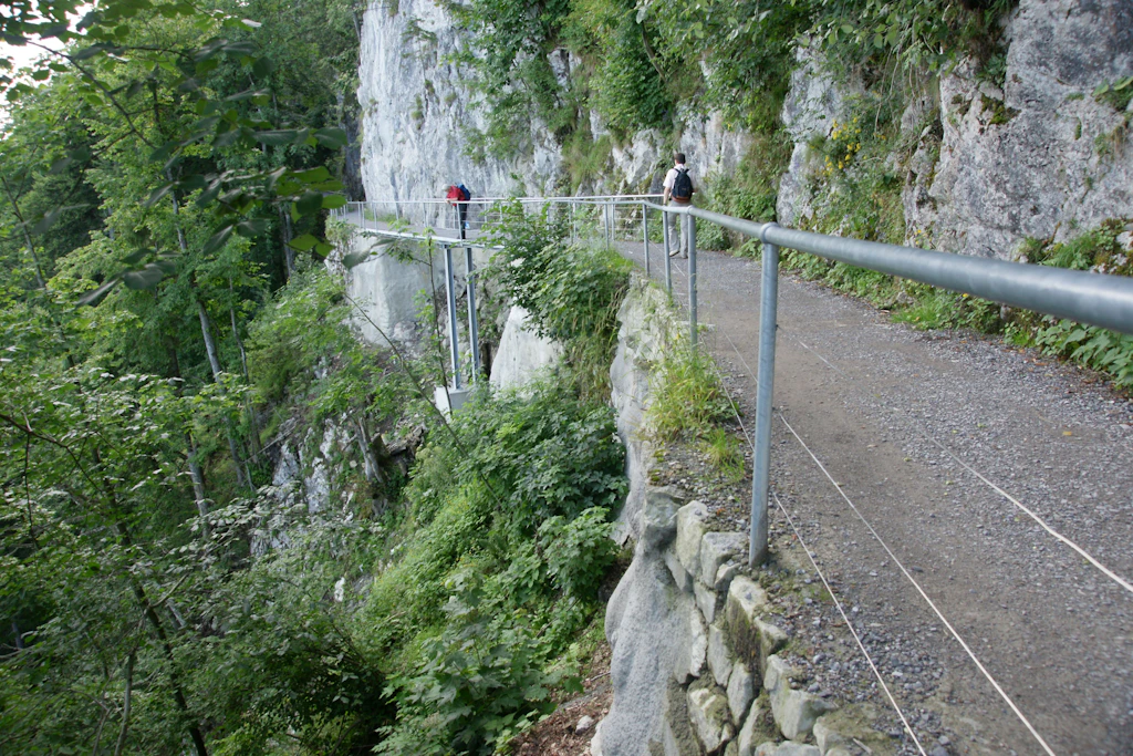 Ein moderner Steg überbrückt eine 2007 abgestürzte Wegpartie