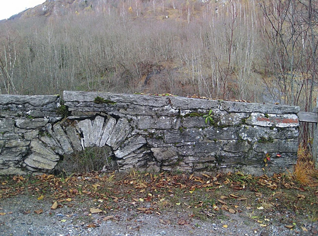 Instabile Brüstungsmauer bei Suraua im Jahr 2011