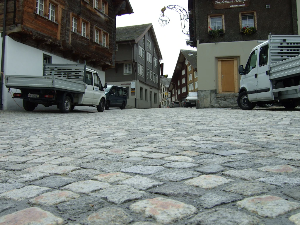 Nahaufnahme der instandgestellten Dorfpflästerung