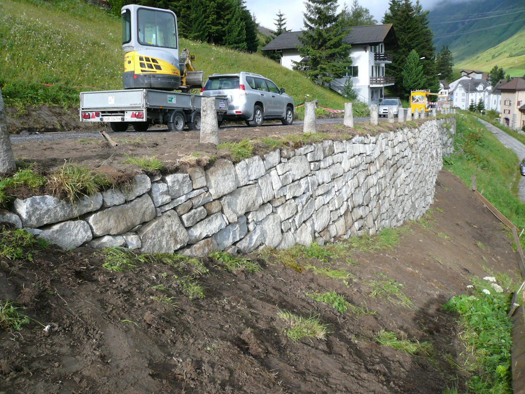 Die frisch instandgestellte Trockenmauer