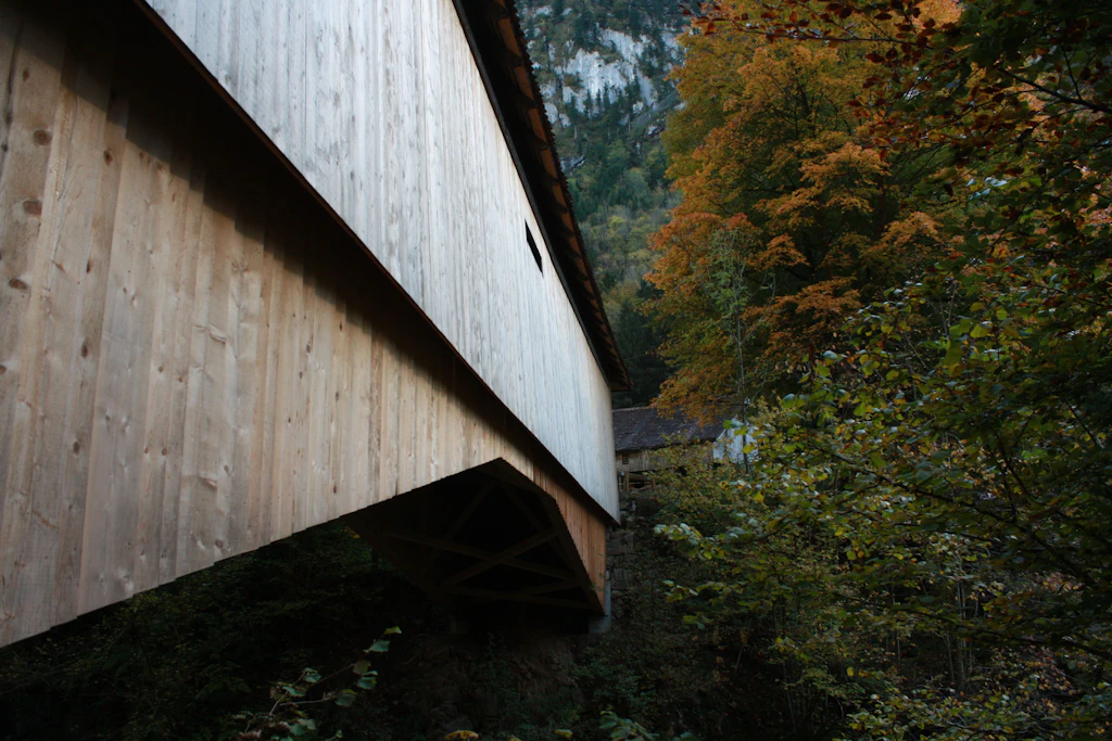 Erneuerte seitliche Holzverschalung