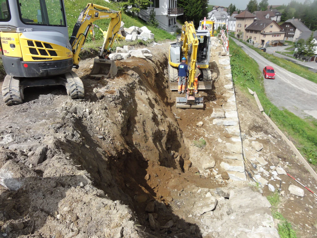 Blick hinter die Mauer während der Instandstellung