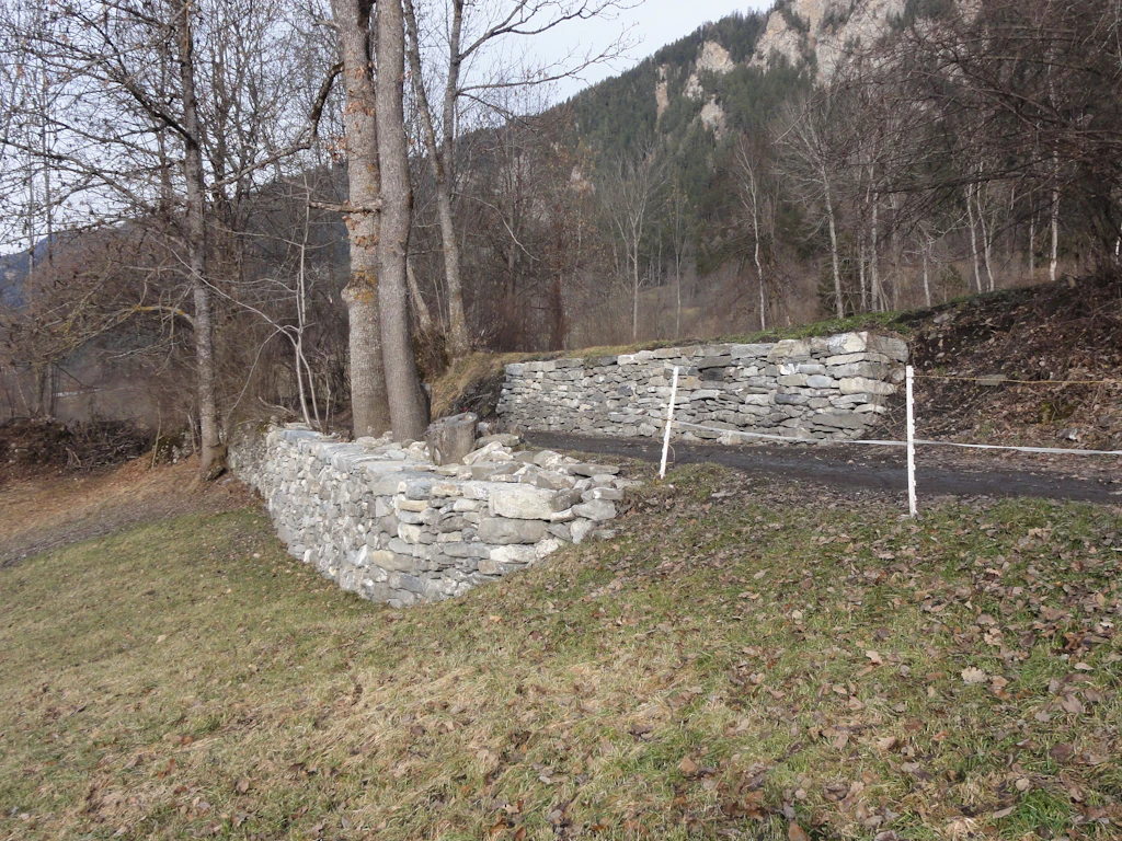 Instandgestellte Trockenmauern berg- und talseitig der historischen Strasse