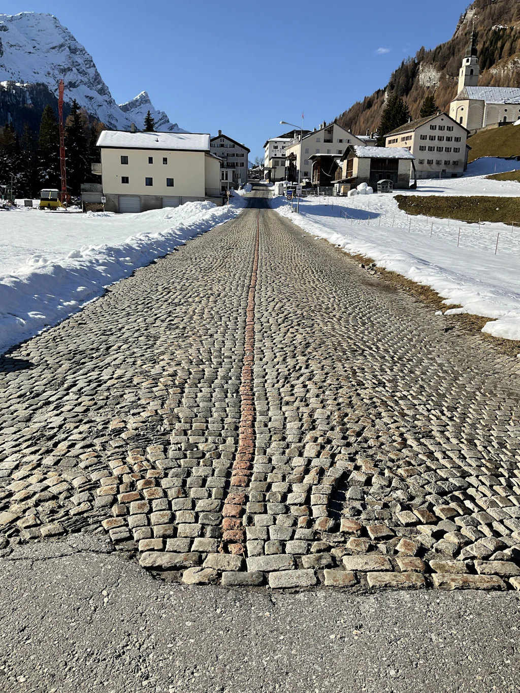 Das historische Bild der alten Kunststrasse wurde beibehalten. Ein besonderes Detail ist der rote Mittelstreifen