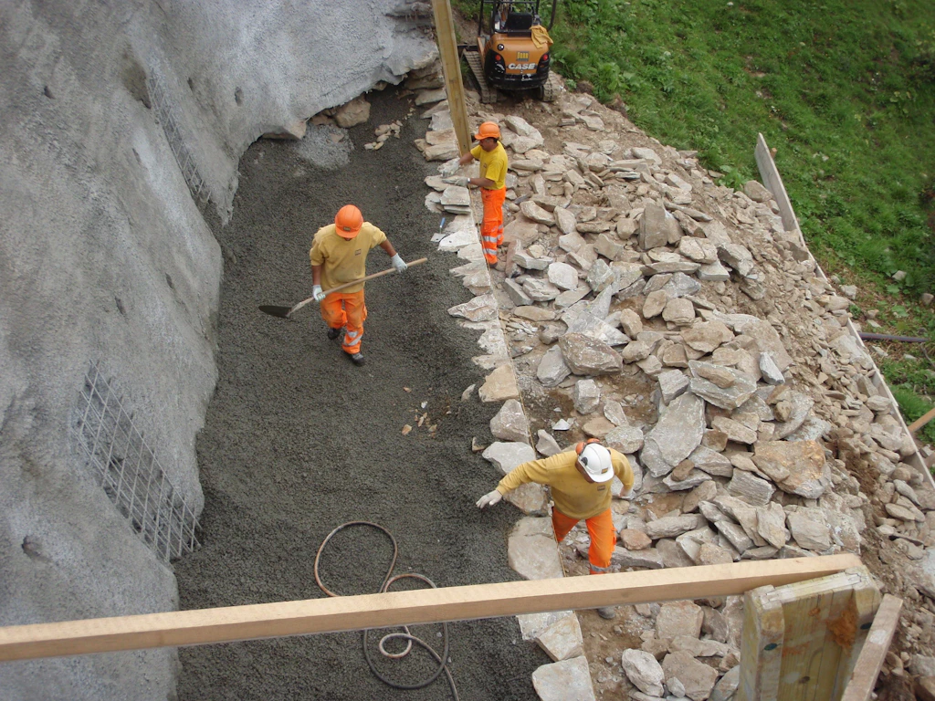 Aufbau der Mauer mit Sickerbetonhinterfüllung