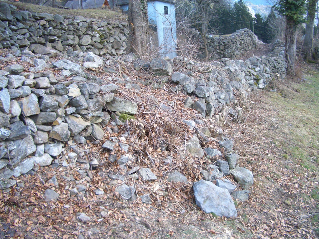Eingestürzte Trockenmauer vor der Instandstellung