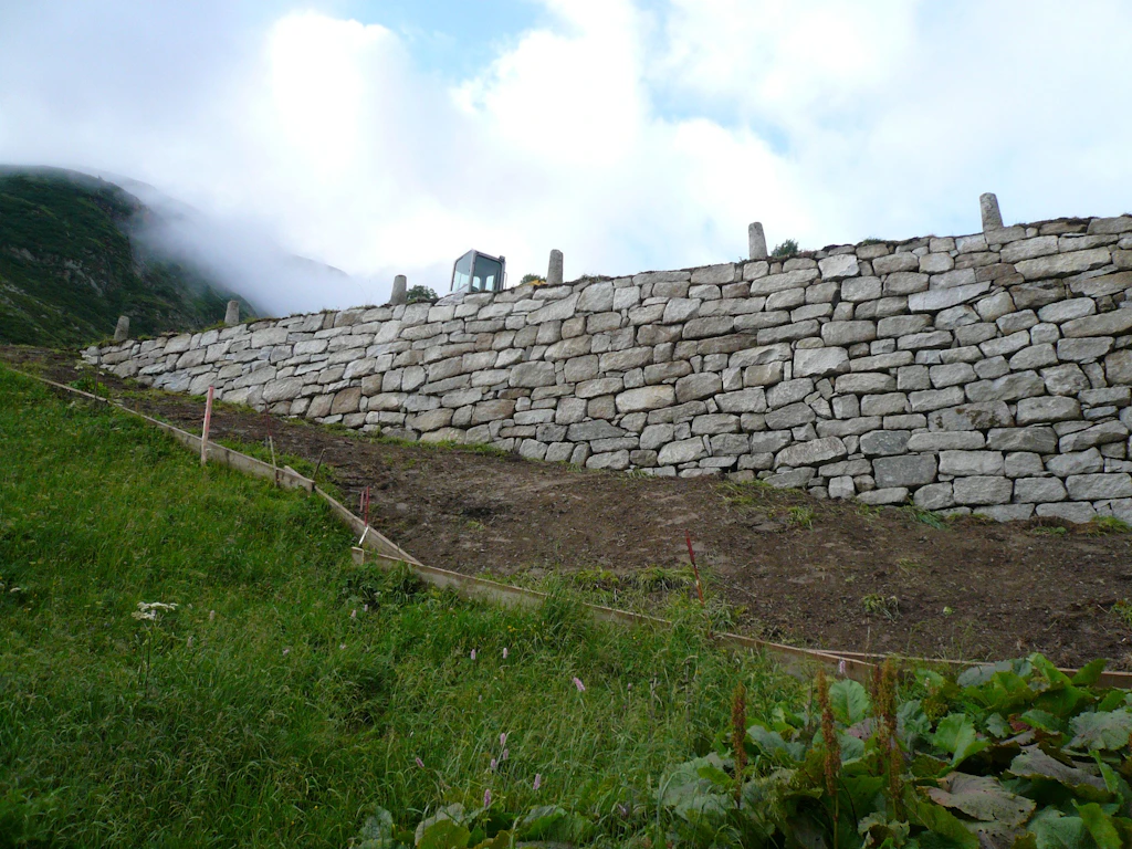Der Mauerwerksverband der instandgestellten Trockenmauer