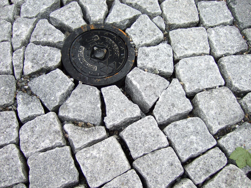 Detail der instandgestellten Dorfpflästerung vor dem Nachsanden