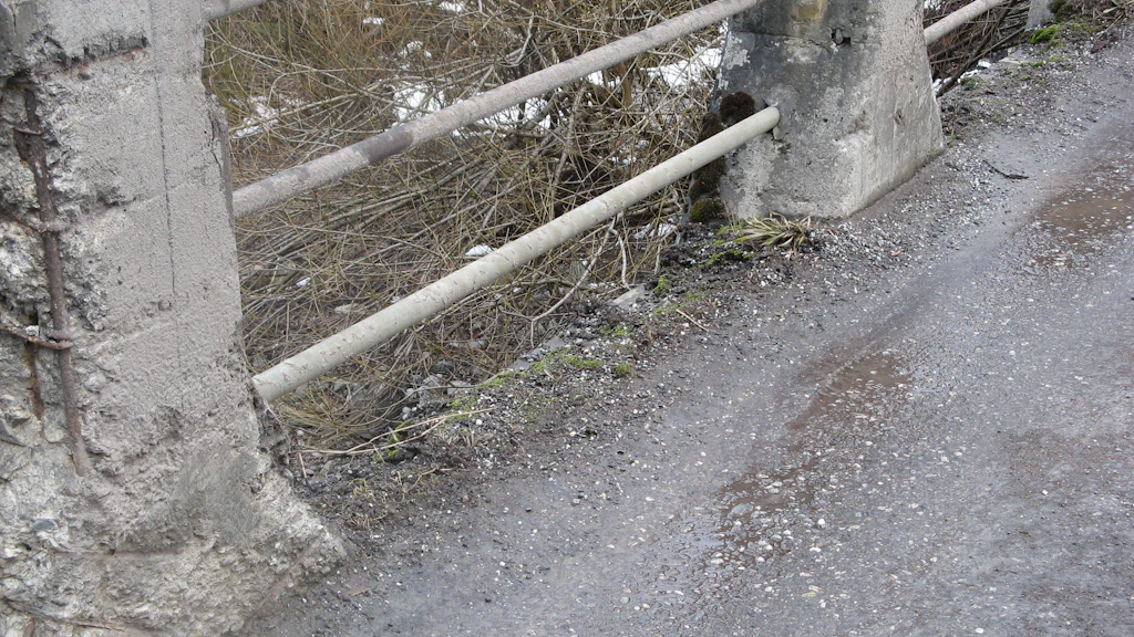 Alter Asphaltbelag auf Fahrbahn und Untergurt- Wassereintritt schadete dem Bauwerk