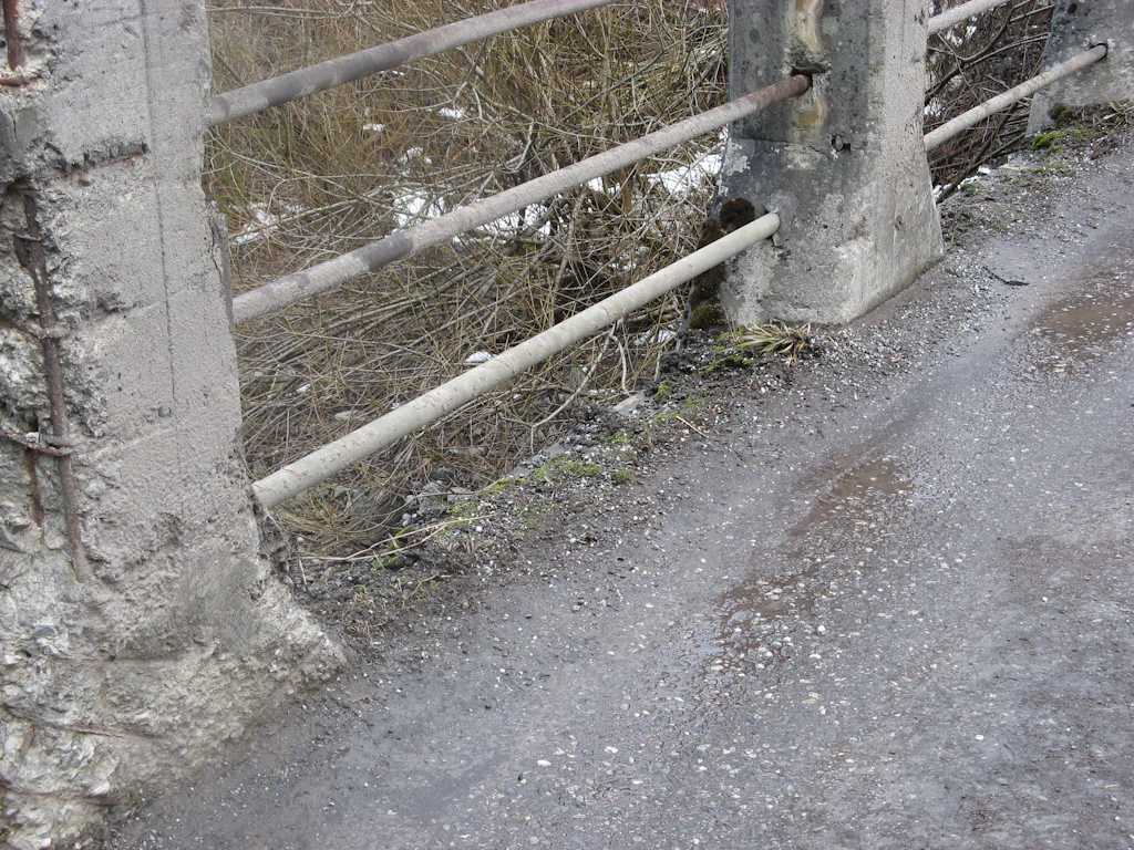 Alter Asphaltbelag auf Fahrbahn und Untergurt- Wassereintritt schadete dem Bauwerk