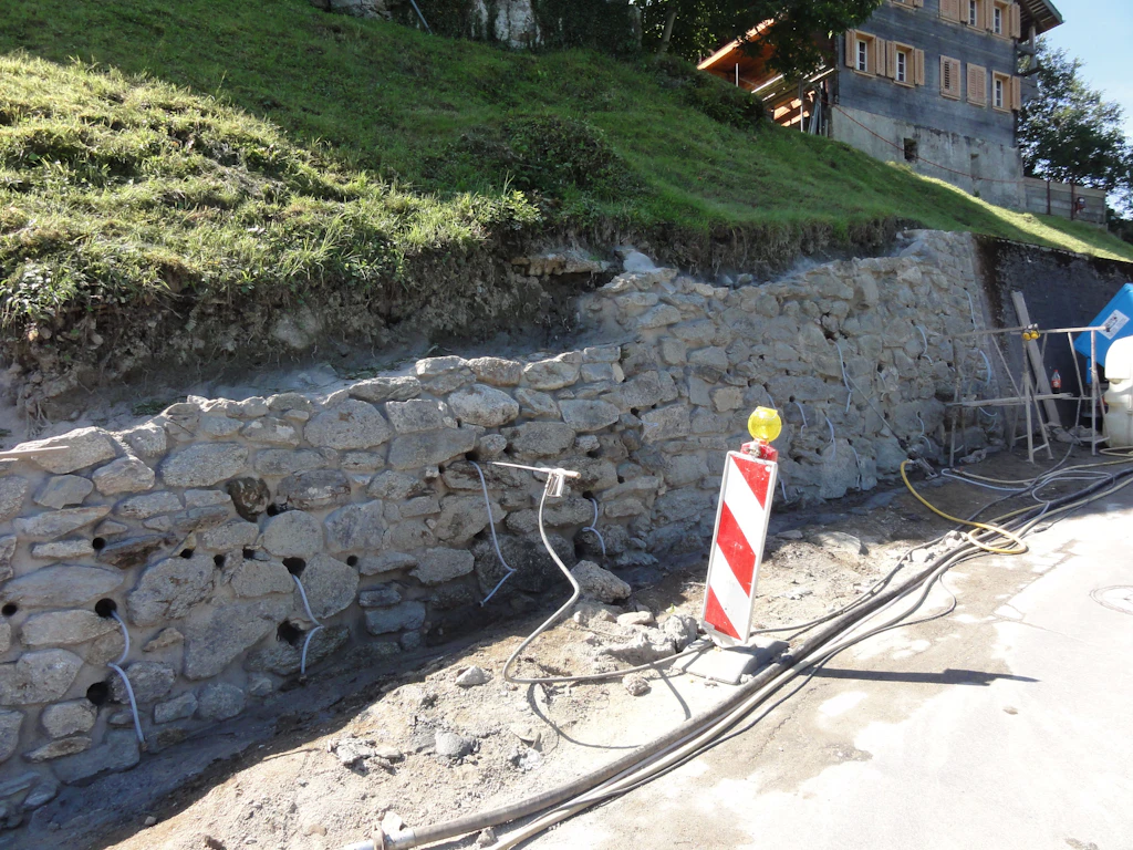 Stützmauer während der Instandstellungsarbeiten