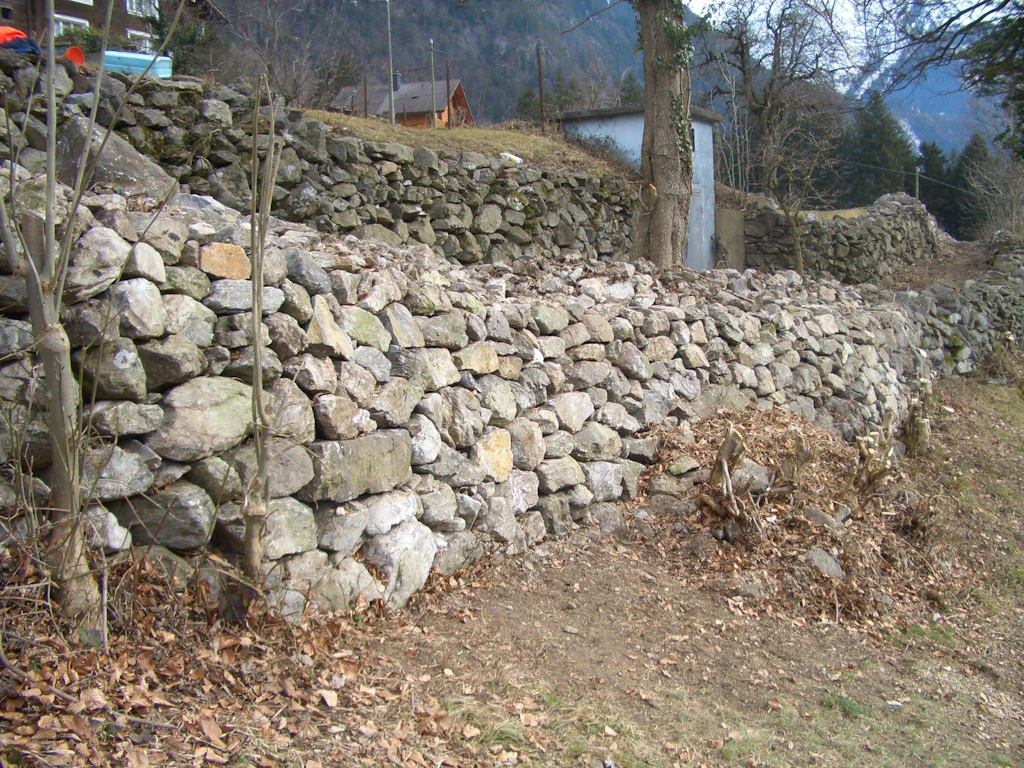 Trockenmauer nach der Instandstellung