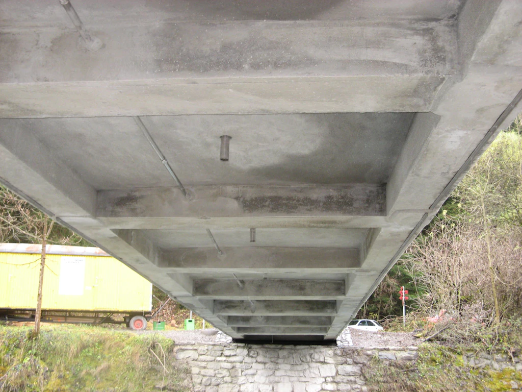 Entwässerung Stahlrohre führen mittig der Fahrbahn das Oberflächenwasser ab