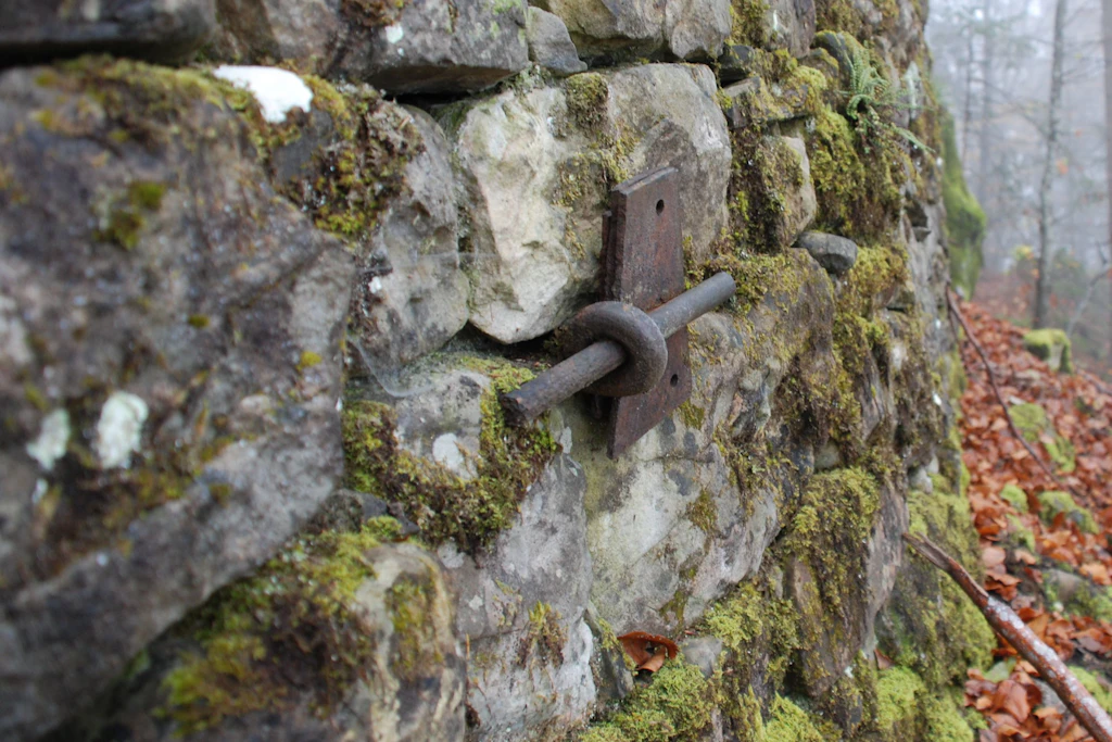 Ein handgeschmiedeter Anker verbindet die historische Mauer mit dem Untergrund bzw. mit der Hinterfüllung
