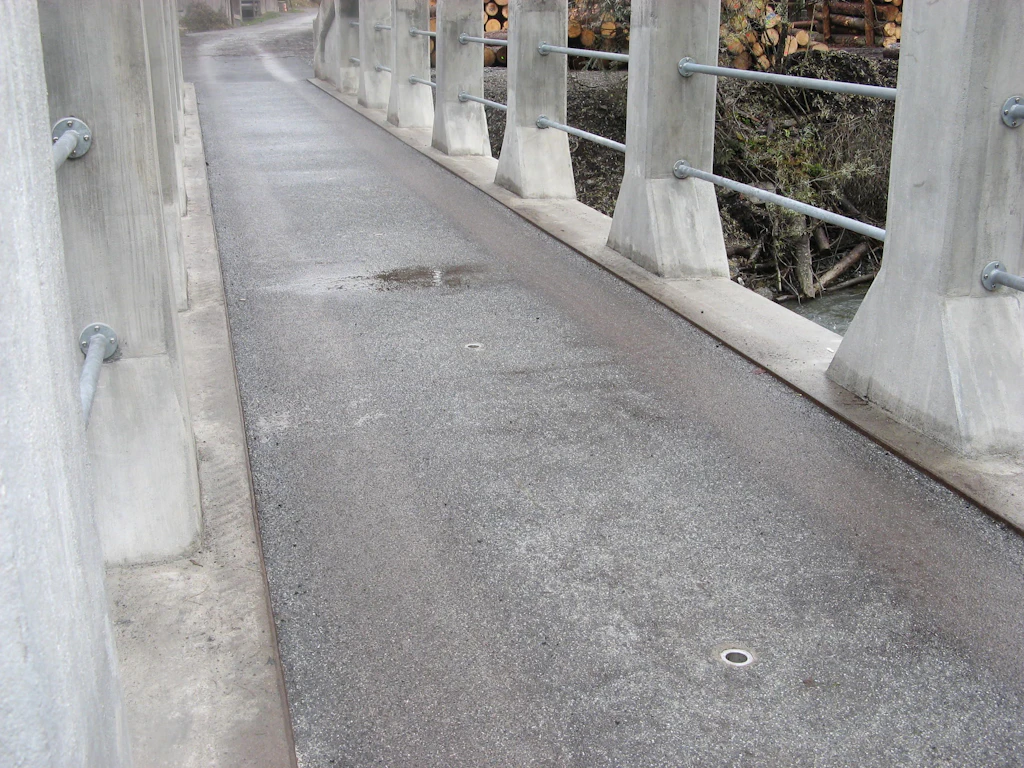 Die erneuerte Fahrbahnoberfläche aus UHFB